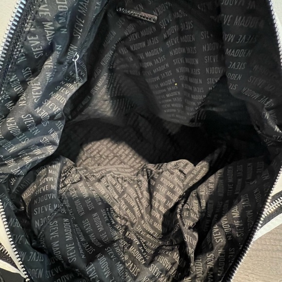 17-Steve Madden Weekend Bag - Picture 4 of 6